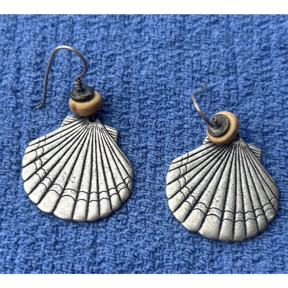 LAUREL BURCH Seashells Scallops Beach Shells DANGLE DROP EARRINGS Silver Tone